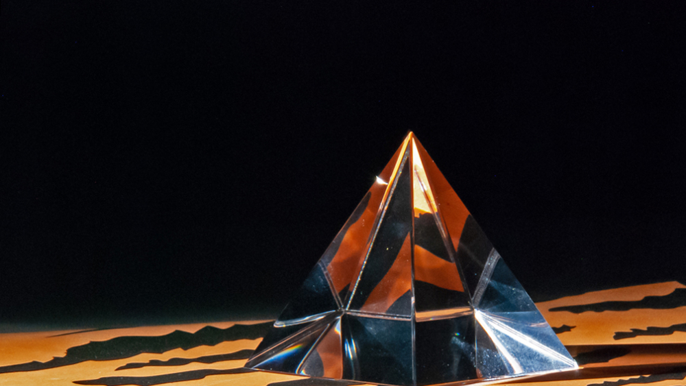 LQ_Hennie Brok_Piramide met oranje zwart